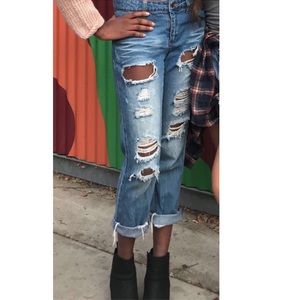 Distress mid-rise mom jean